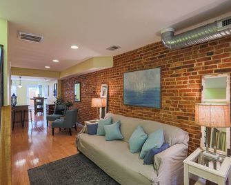 New Photos! Best Location & Reviews - Bmore Charmed! - Baltimore - Living room