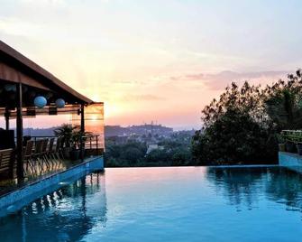 Silverador Resort - Thāne