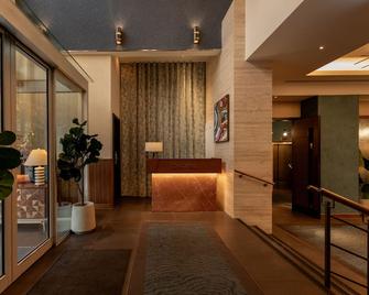 DoubleTree by Hilton London - Victoria - London - Front desk