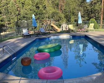 Private Mountain Getaway with pool yet 4 miles to downtown Weaverville - Weaverville - Pool