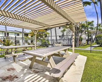 Sunny Central Condo Lanai and Community Pool Access - Kailua-Kona - Patio