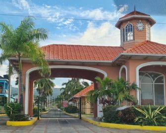 Villa Sleeps 8 with Sea View Garden - Priory