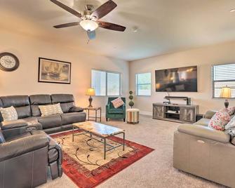 Modern Tucson Home w/ Patio + Saltwater Pool! - Marana - Living room