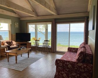 Riesling Cottage on the lake - St. Catharines - Living room