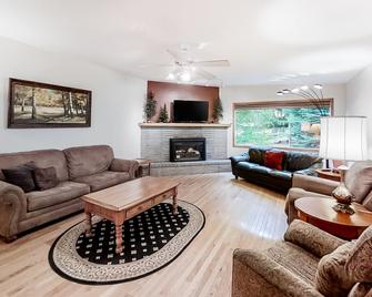 Large Dog-Friendly Duplex with Lovely Interior + Free WiFi, Private Washer/Dryer - Joseph - Sala de estar
