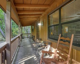 Whispering Creek - 2 Bedrooms, 1 Baths, Sleeps 6 Cabin by RedAwning - Cosby - Balcony