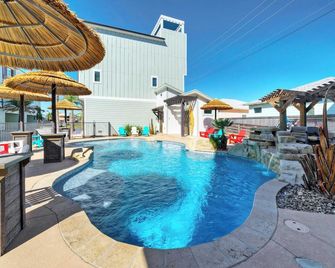 Saltwater Pool, Rooftop Deck w/ View, Near Beach The Blue Crab by Avantstay - Port Aransas