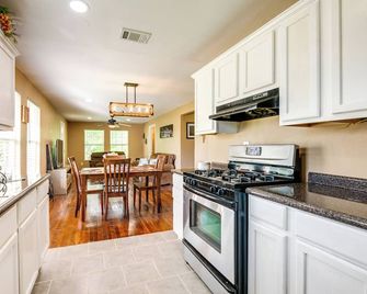 Pet-Friendly Victoria Home - Kayak, Fish and Golf! - Victoria - Kitchen