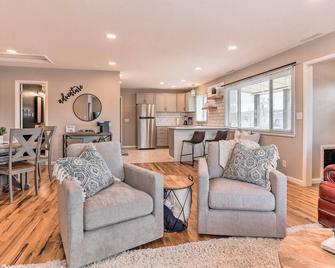 Inviting Rapid City Duplex Less Than 2 Mi to Downtown! - Rapid City - Living room