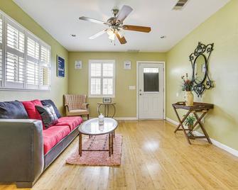 5 Mi to UNO Campus: Remote Working Hub w/ Patio! - New Orleans - Living room