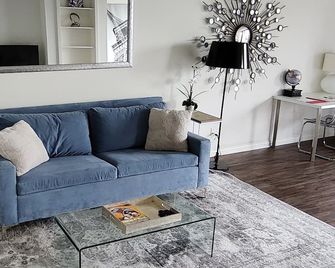 Prime Location 1-Bedroom With Balcony An - Los Angeles - Living room