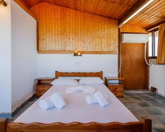 Velendzas Holidays - Alikanas - Schlafzimmer