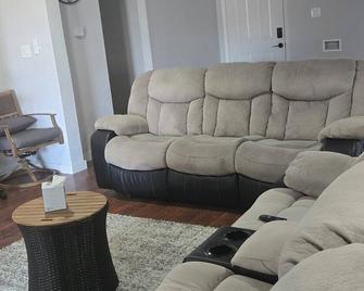 Spacious 4-bedroom house with WiFi and AC in amazing Dallas - Dallas - Sala de estar