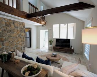 3-bedroom vacation home just 12 minutes from Lafayette and Lehigh College. - Nazareth - Living room