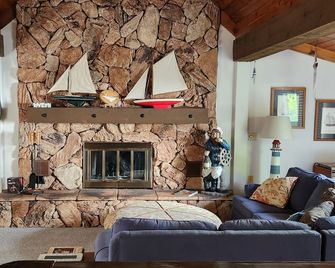 Classic Lake House just a few blocks to Abbey, Lakefront, Restuarants, & Beach - Fontana-On-Geneva Lake - Sala de estar