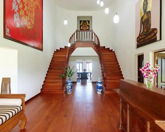 Sara Beachfront Boutique Resort - Pathio - Escaleras