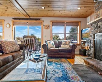 Cozy home with Mtn Views & HotTub- Dogs Ok Slps13 - 貝瑟爾（緬因州） - 客廳