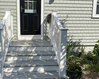 Birch Point at Cushman Cove- Entire Suite- King size bed, private setting - Wiscasset - Stairs