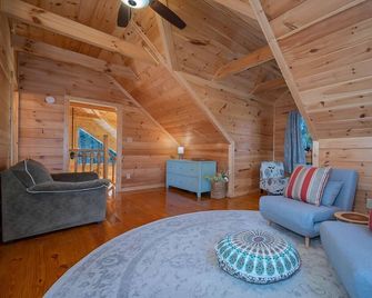 Paws Awhile | Pet-Friendly Lake Lure Cabin with Mountain Views, Deck, & Easy Access to Tryon - Lake Lure - Obývací pokoj