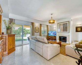 3068 Luxury Family Townhouse in Elviria, Marbella - Marbella - Salon