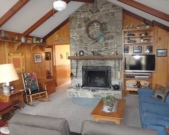 Williams House at Lake Junaluska -Spacious 5-Bedroom Family Retreat - Lake Junaluska - Living room