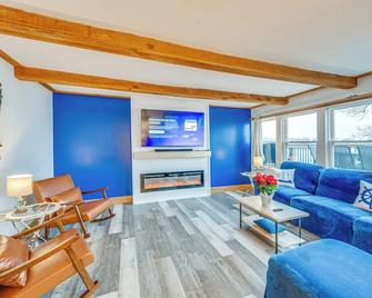 Waterfront Fox Lake Vacation Rental w/ Fire Pit! - Fox Lake - Soggiorno