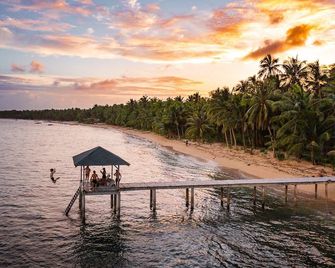 Flo Island Home - General Luna - Strand