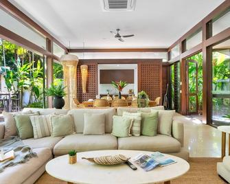 Belle Escapes Pura Palm Cove - Two luxury Balinese villas - Palm Cove - Sala de estar