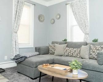 Lovely 2-bedroom rental unit w/ electric fireplace - Grand Rapids - Living room