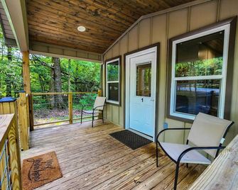 Family Get Away Tiny House Cabin with Bunk Room+Pet Friendly! Lake Guntersville - Guntersville - Balcony