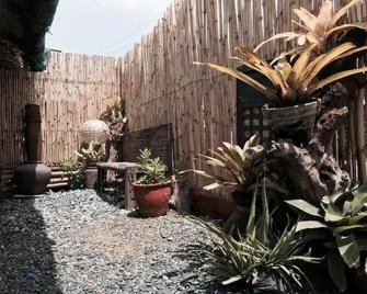 Aa Travellers Pad - Laoag - Außenansicht