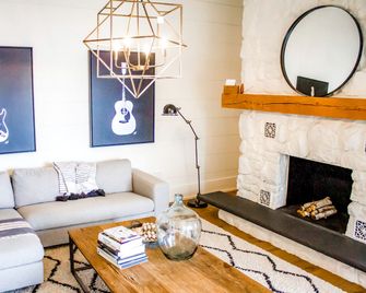 Luxurious Muskoka Lake in Port Carling, Ontario - Port Carling - Living room