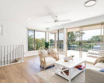 Hampton Heights - Pet Friendly - Killcare - Living room