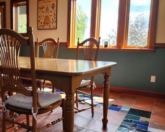 Rocky Knoll Cottage: A Driftless Mosaic Muse - Mineral Point - Comedor