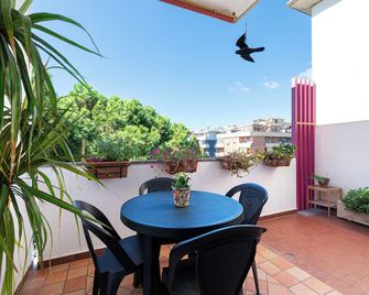 Loretta's place! A modern, cozy, quiet and bright apartment - Rom - Balkon