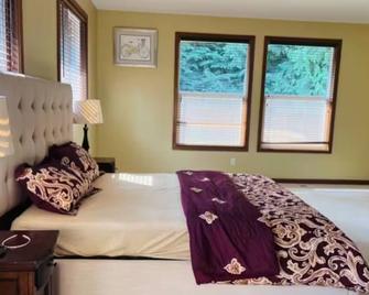 1-bedroom with attached full bathroom in welcoming Snohomish with AC - Snohomish - Habitación