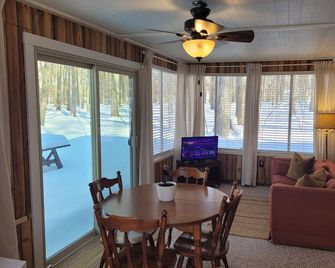 The Higgins Lake Hideaway - Super Cute! - Roscommon
