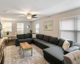Great For Families DT Libertyville near Naval Base - Libertyville - Obývací pokoj