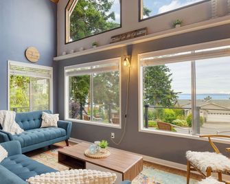 Polnell Point Lookout by Avantstay Water Views, Hot Tub, Large Patio - Oak Harbor
