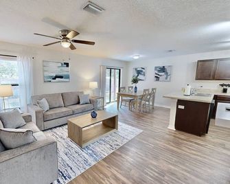 Brooksville Retreat! 3 Bed, 2 Bath! - Brooksville - Living room
