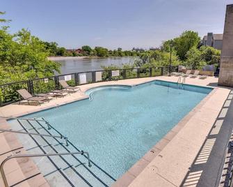 Nashville Oasis Walk to Broadway with POOL, Parking, Gym and Patio - Nashville - Pool