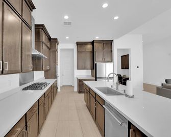 Modern Single-Story Retreat - Prime Summerlin - Garage Ev Charger - Top School - Las Vegas - Kitchen