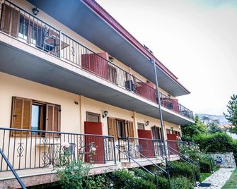 Enastron - Kalavryta - Gebäude