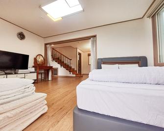 Jeju Gillime Pension - Jeju City - Makuuhuone