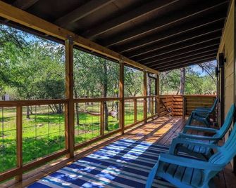 Bluebonnet Waterfront Cottage with Hot Tub - Fredericksburg - Balcón