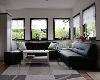 Treat yourself to rest and relaxation in the beautiful Sauerland directly on the lake. - Eslohe - Wohnzimmer