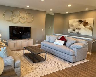 modern style large family home. 5 bed 3 bath with plenty of living space. - Cedar Falls - Huiskamer