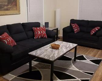 Cozy, Comfy Midwest City - Midwest City - Living room