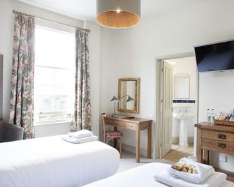 The Kings Arms Hotel - Inn - Melksham - Bedroom