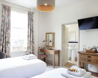 The Kings Arms Hotel - Inn - Melksham - Schlafzimmer